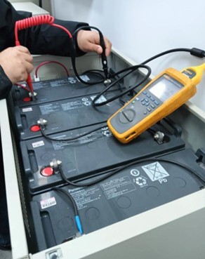 Battery maintenance Batteriewartung