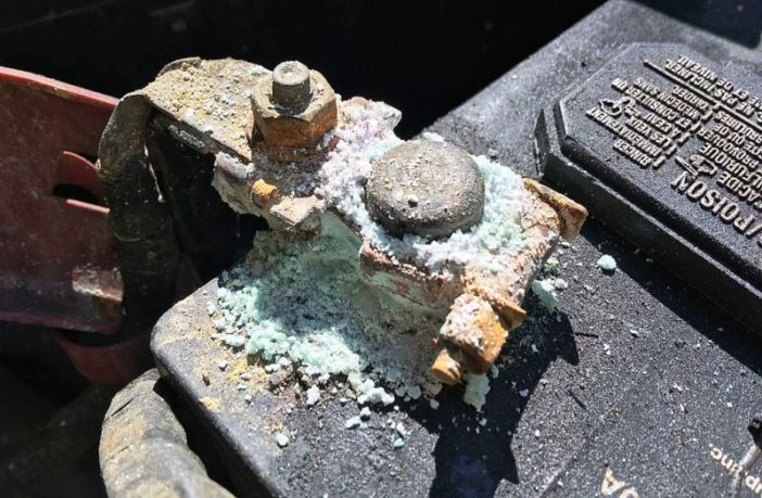 Regelmäßige Inspektionen und Reinigung der USV-Batterie