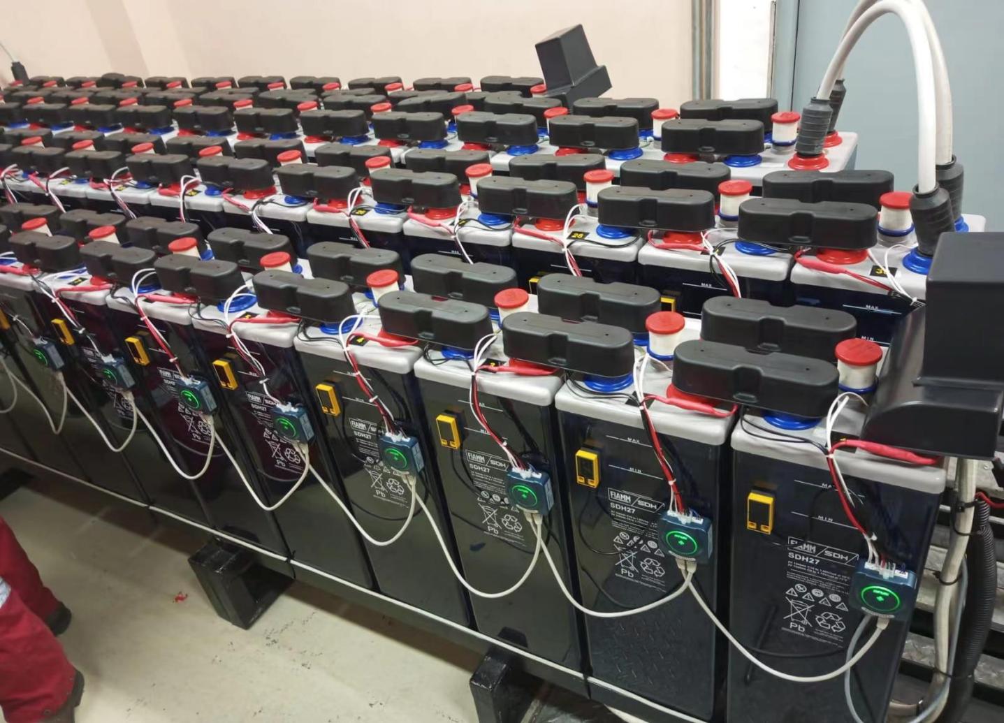 DFUN &Uuml;berwachungssystem f&uuml;r &uuml;berflutete Blei-S&auml;ure-Batterien in einem indonesischen &Ouml;l- und Gasprojekt