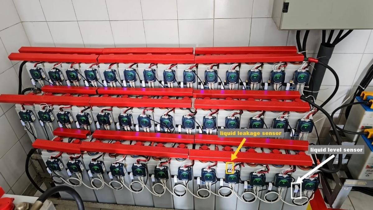Elektrolytstand- und Fl&uuml;ssigkeitsleckagesensoren, installiert auf einer &uuml;berschwemmten Ni-Cd-Batteriebank 