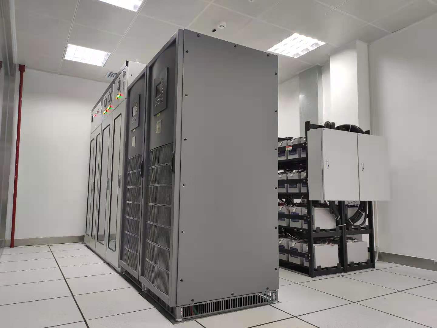 USV-Batteriegestell eines Krankenhauses in einem Klinikflur 